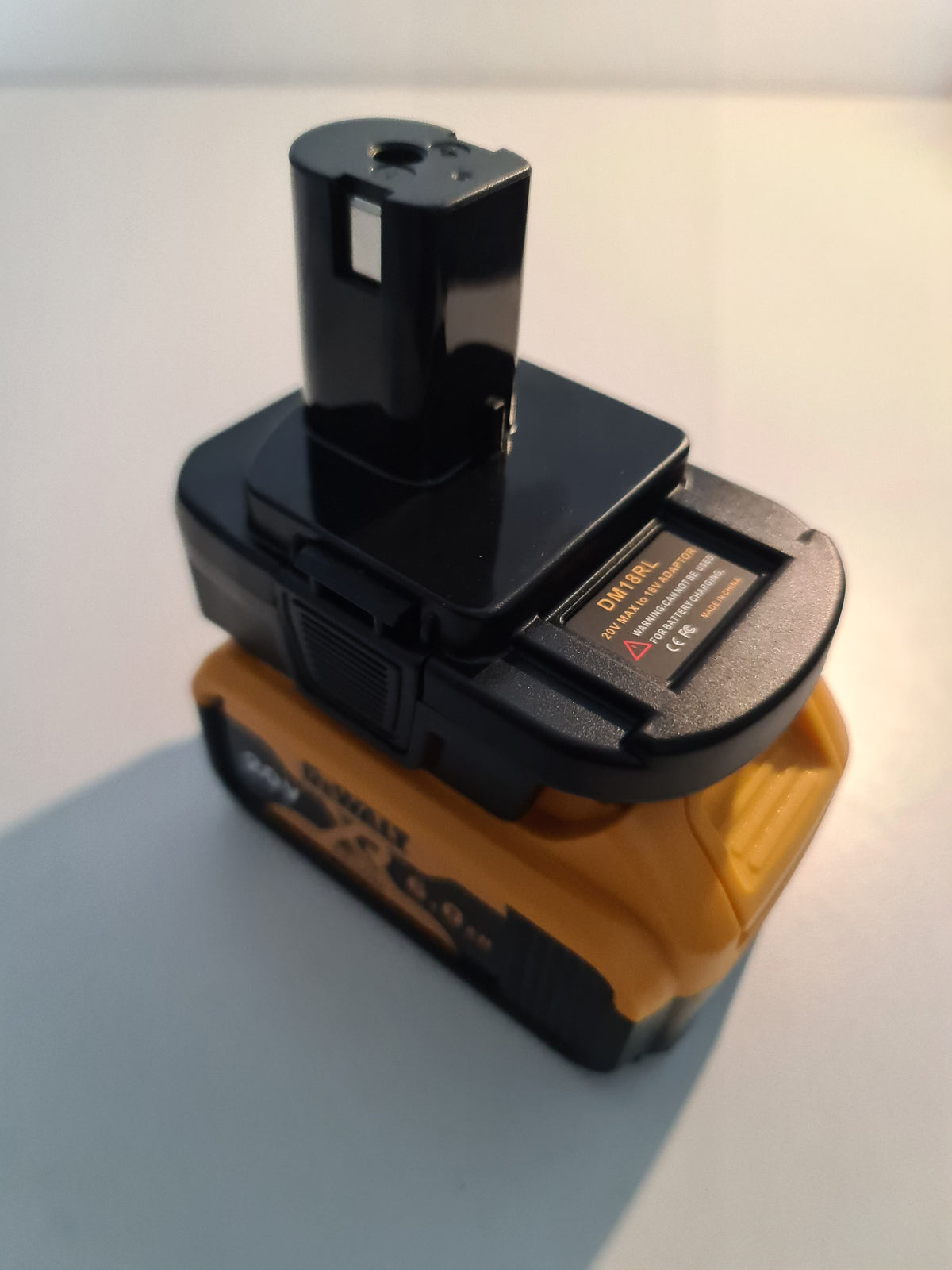 Batteriadapter DM18RL – Använd DeWalt & Milwaukee Batterier i Ryobi-Verktyg