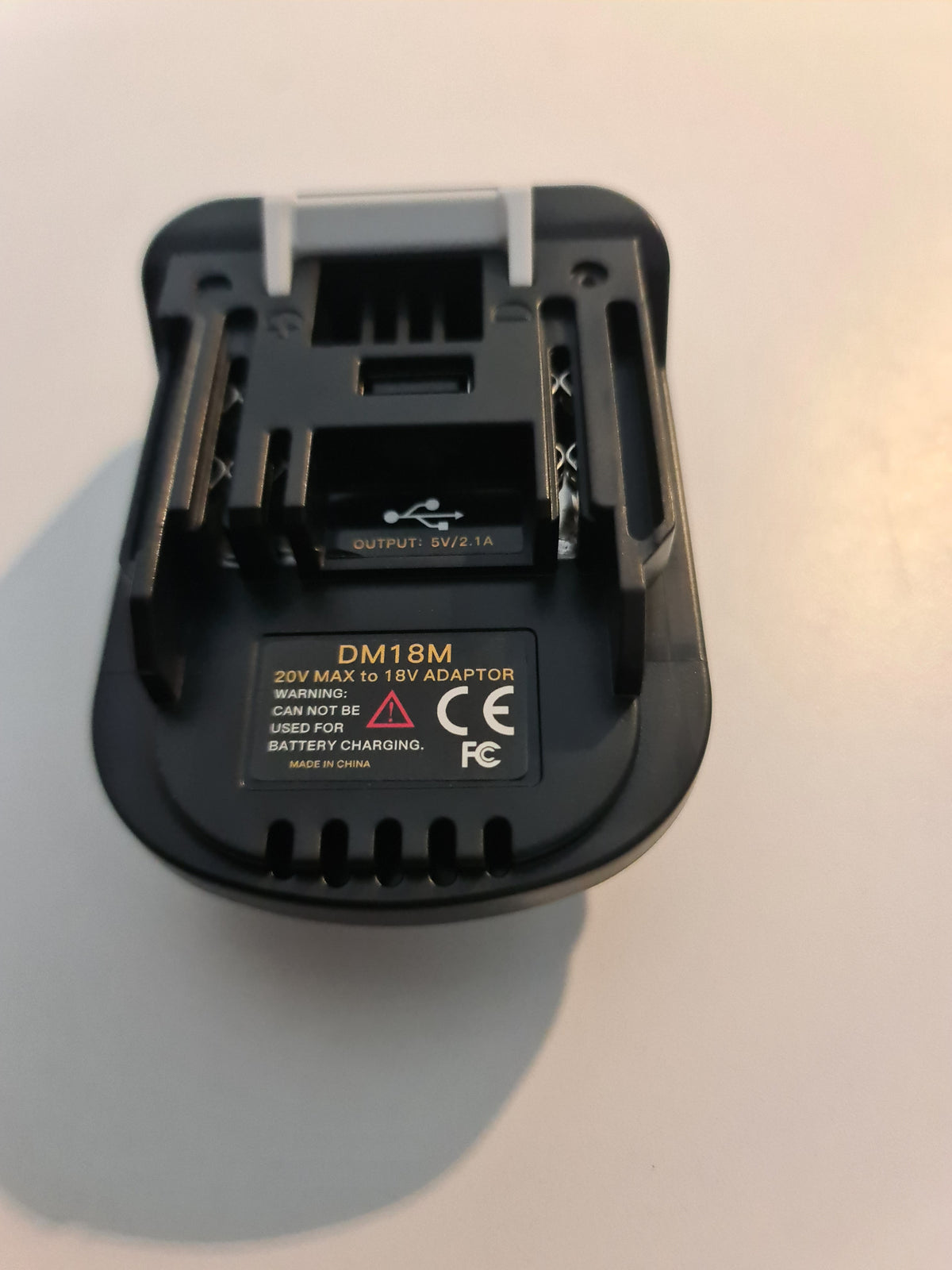 Batteriadapter DM18M – Använd DeWalt & Milwaukee Batterier i Makita-Verktyg