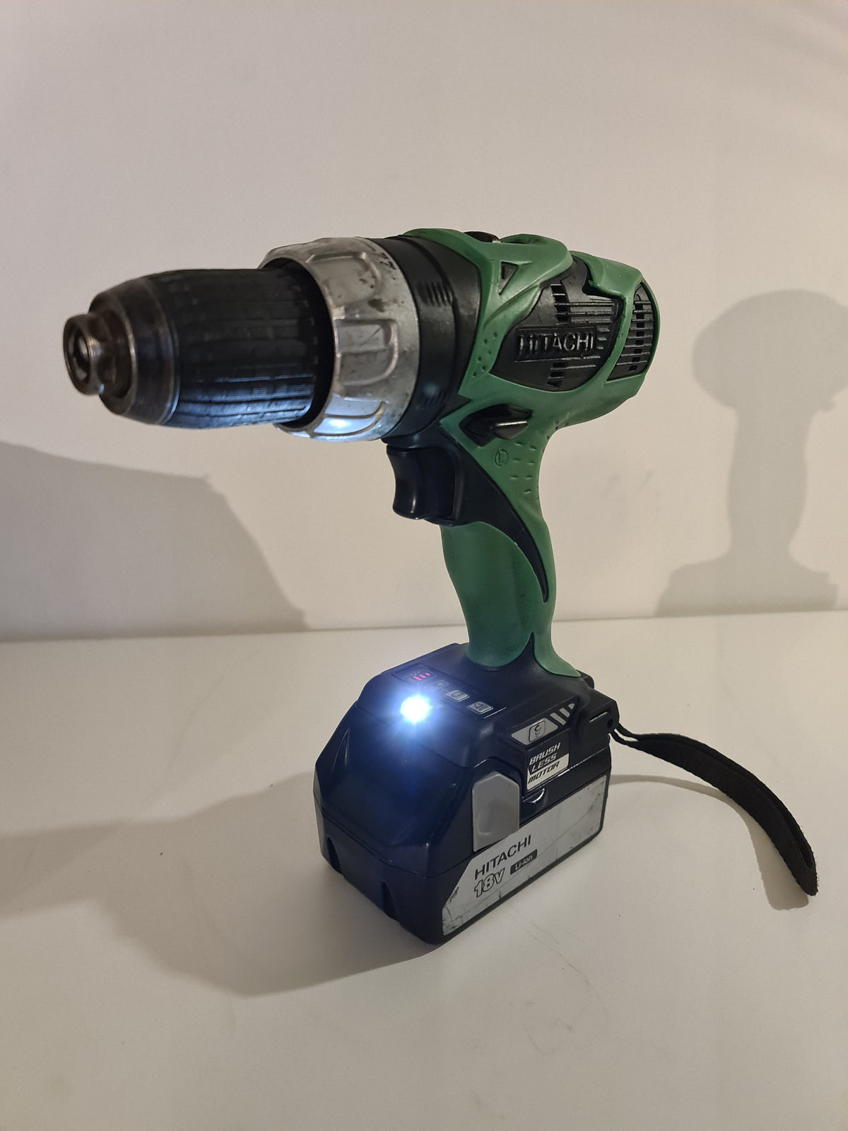 Begagnad Hitachi DS18DBL 18V bor-/skruvdragare – 1 fungerande batteri + 3 extra batterier (Renoverings-/Reservkit)