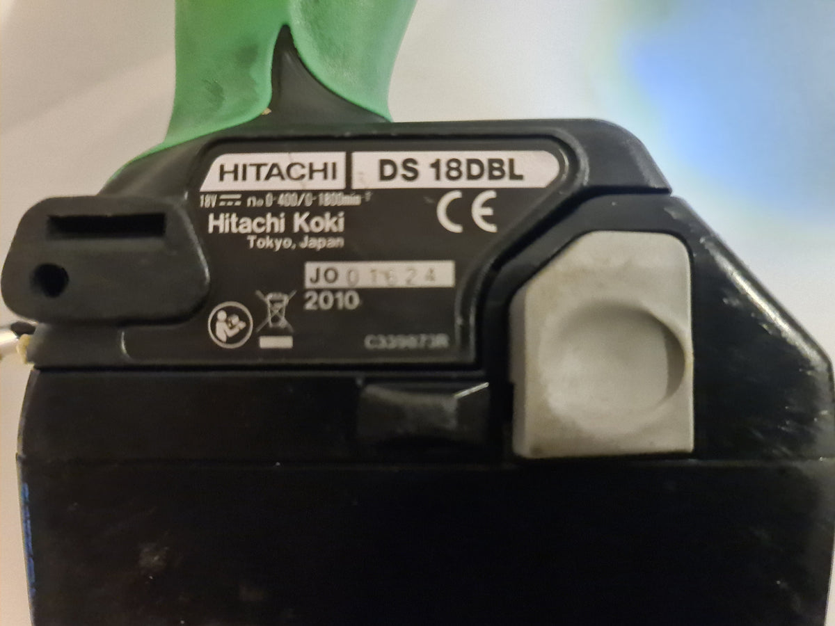 Begagnad Hitachi DS18DBL 18V bor-/skruvdragare – 1 fungerande batteri + 3 extra batterier (Renoverings-/Reservkit)